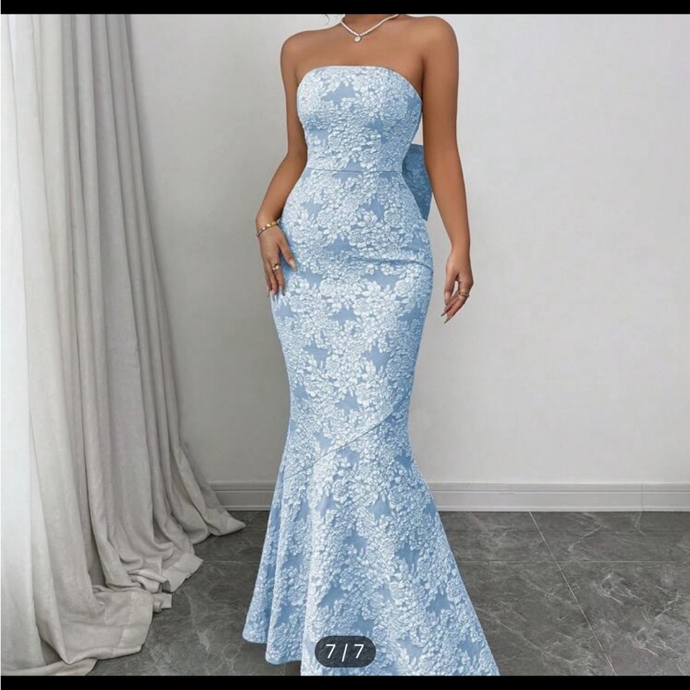 Elegant Blue Floral Gown - Picture 3 of 4